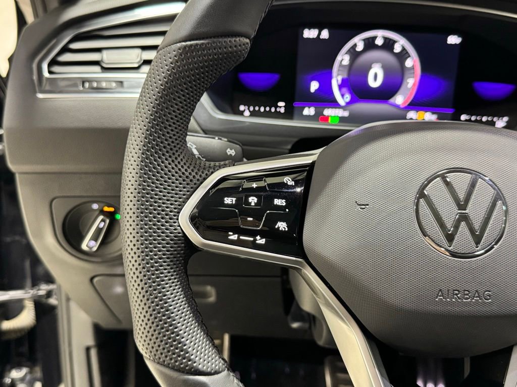 Used 2022 Volkswagen Tiguan SE R-Line image 17