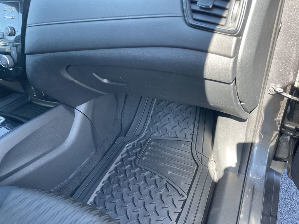 Used 2017 Nissan Rogue SV image 32