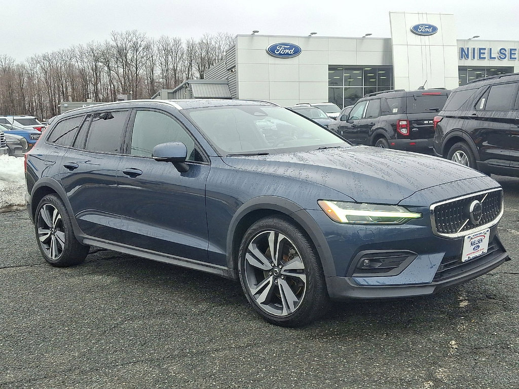 Used 2023 Volvo V60 B5 Cross Country Plus image 7