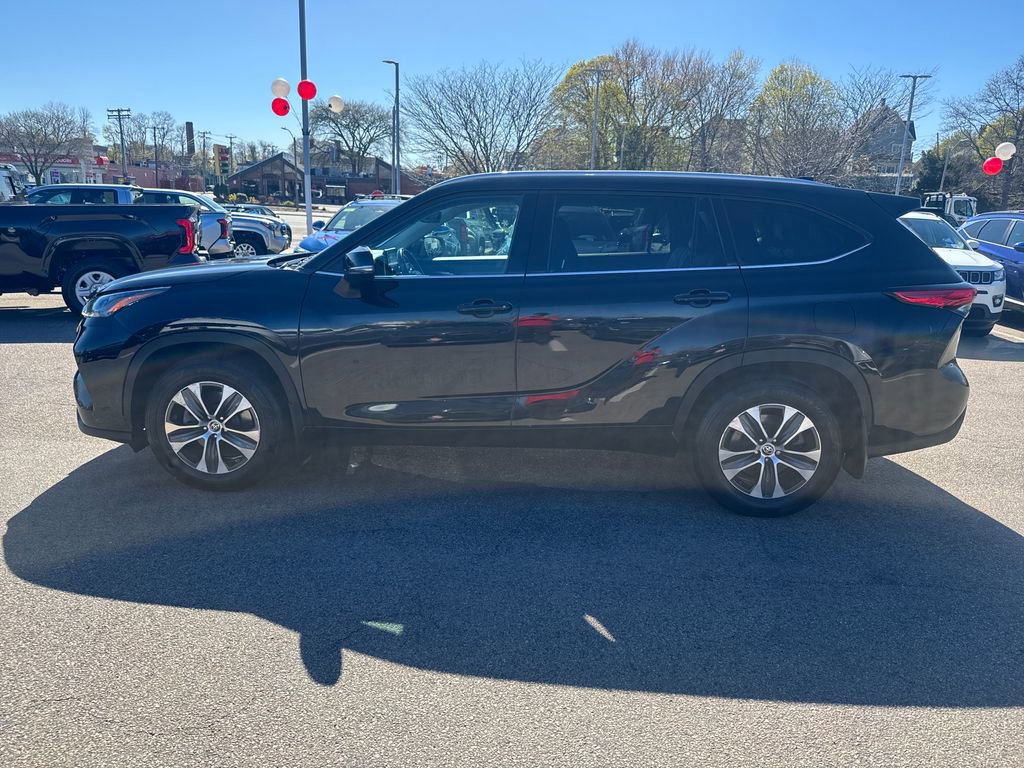 Used 2022 Toyota Highlander XLE AWD/4WD image 4