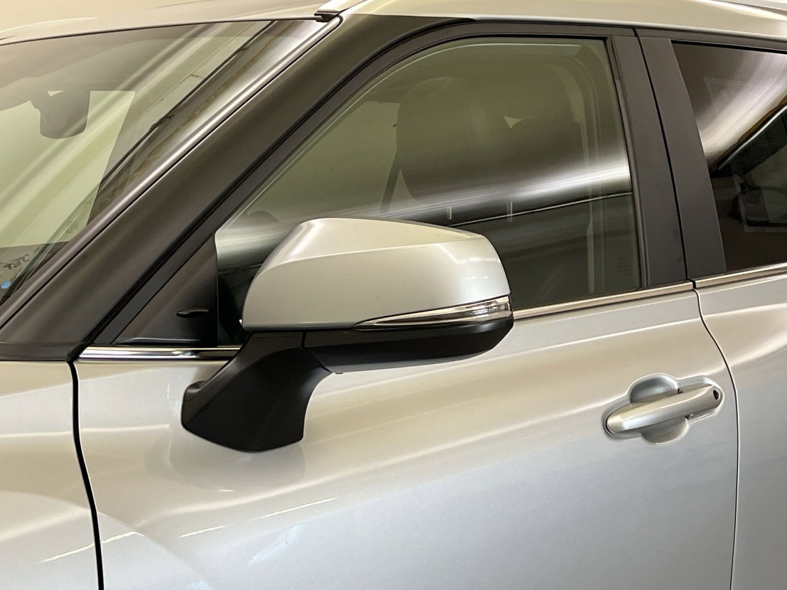 Used 2024 Toyota Highlander XLE AWD/4WD image 32