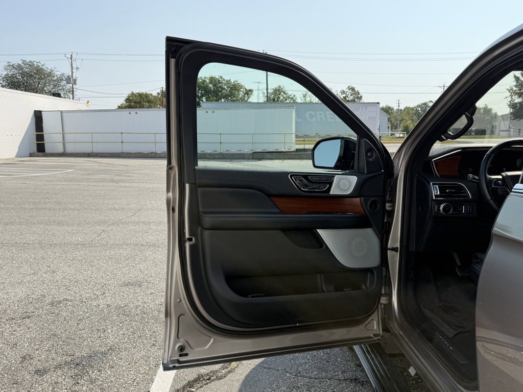 Used 2020 Lincoln Navigator Reserve w/ Luxury Package image 12