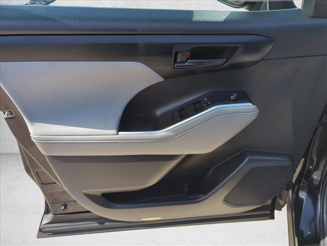 Used 2020 Toyota Highlander LE FWD image 13