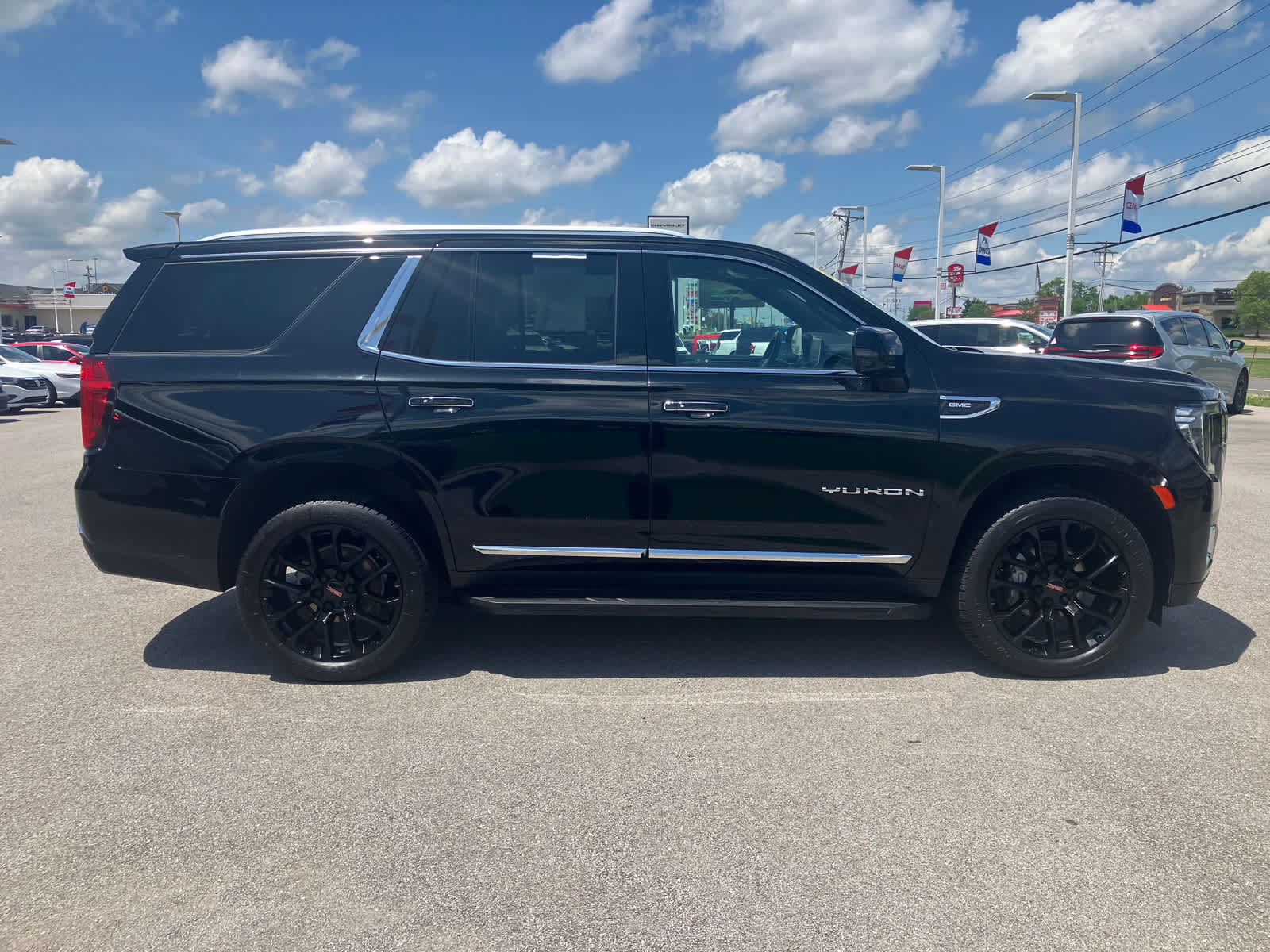 Used 2023 GMC Yukon SLT w/ SLT Premium Package AWD/4WD image 8