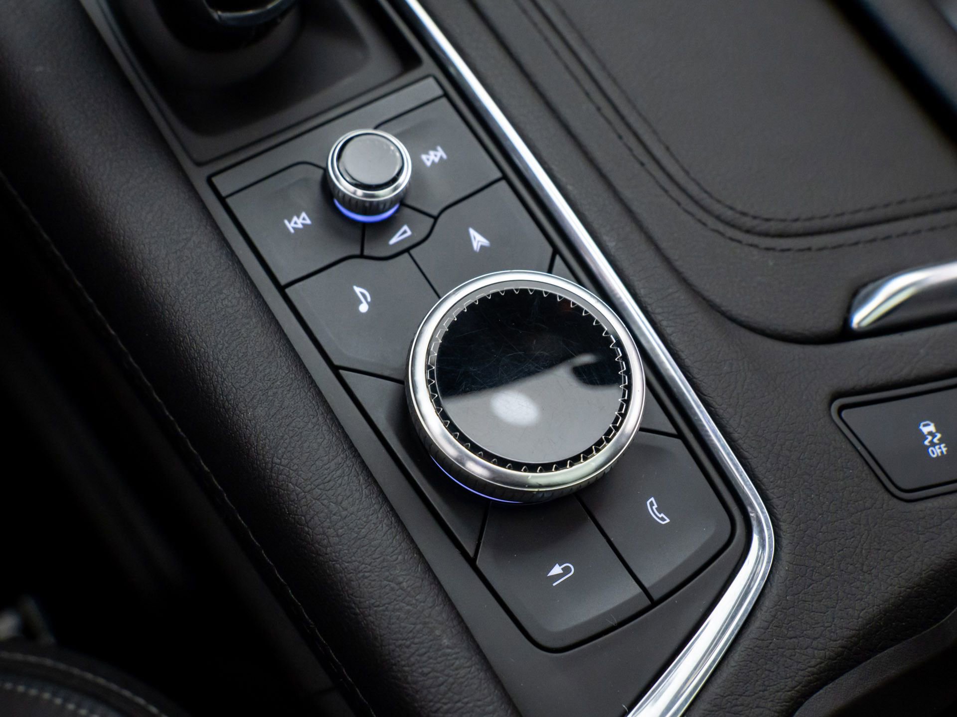 Certified 2024 Cadillac XT6 Sport w/ Technology Package image 32