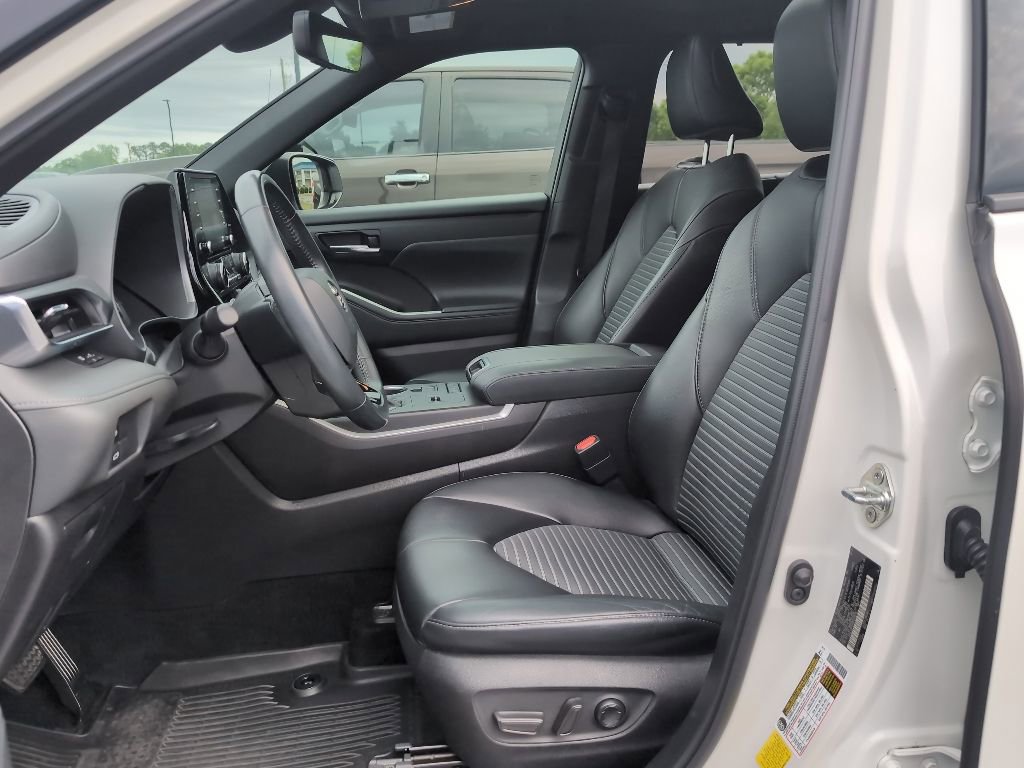 Used 2021 Toyota Highlander XSE FWD image 10