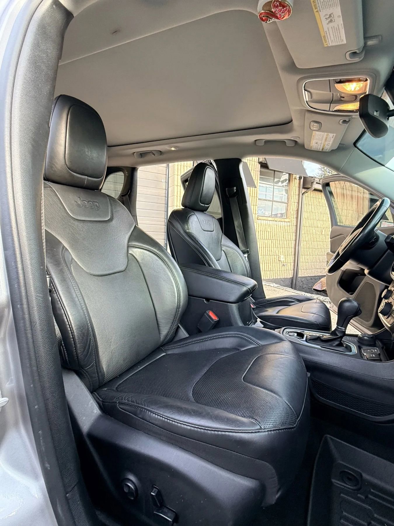 Used 2020 Jeep Cherokee Limited image 29