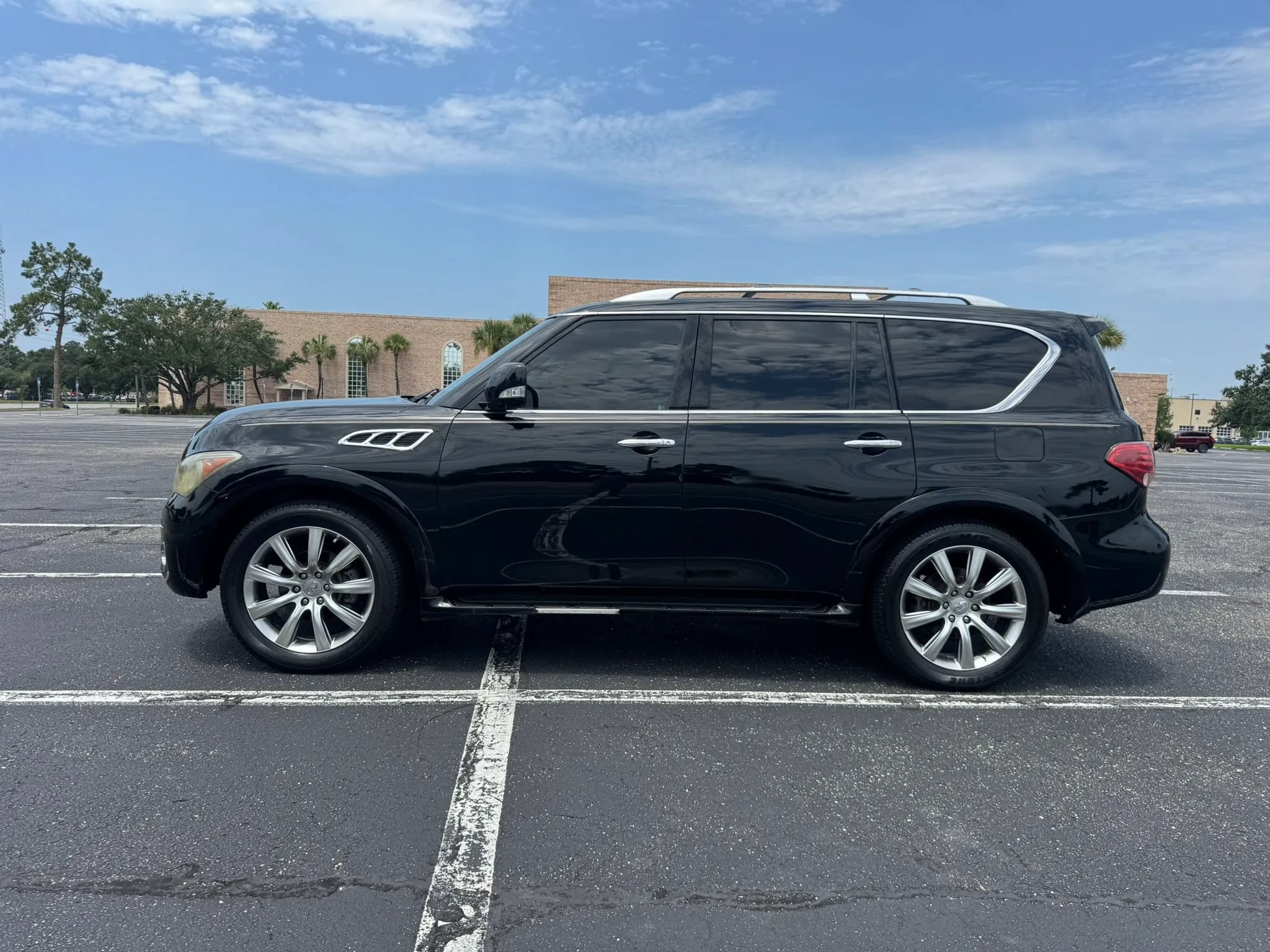 Used 2012 INFINITI QX56 4WD w/ Deluxe Touring Pkg image 8