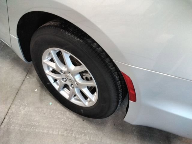 Used 2024 Chrysler Pacifica Touring-L image 19