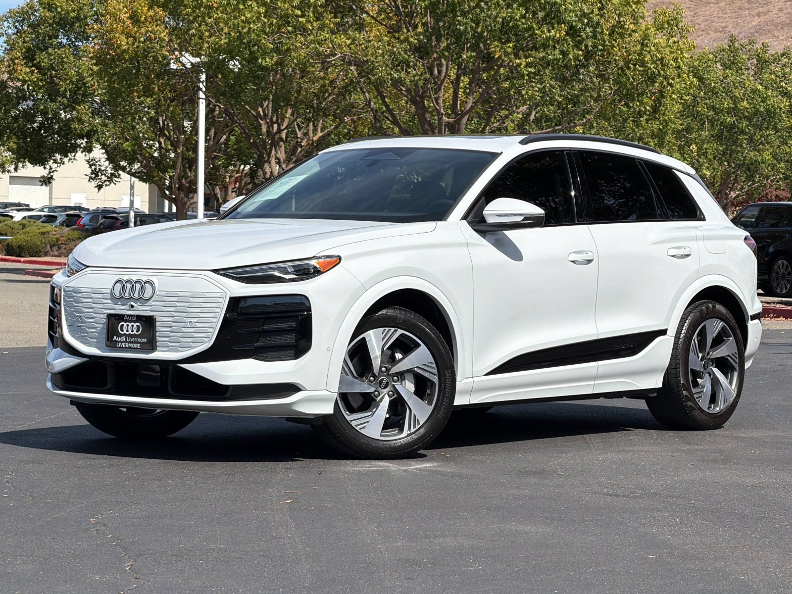 Used 2025 Audi Q6 e-tron Premium w/ Convenience Package AWD/4WD image 2