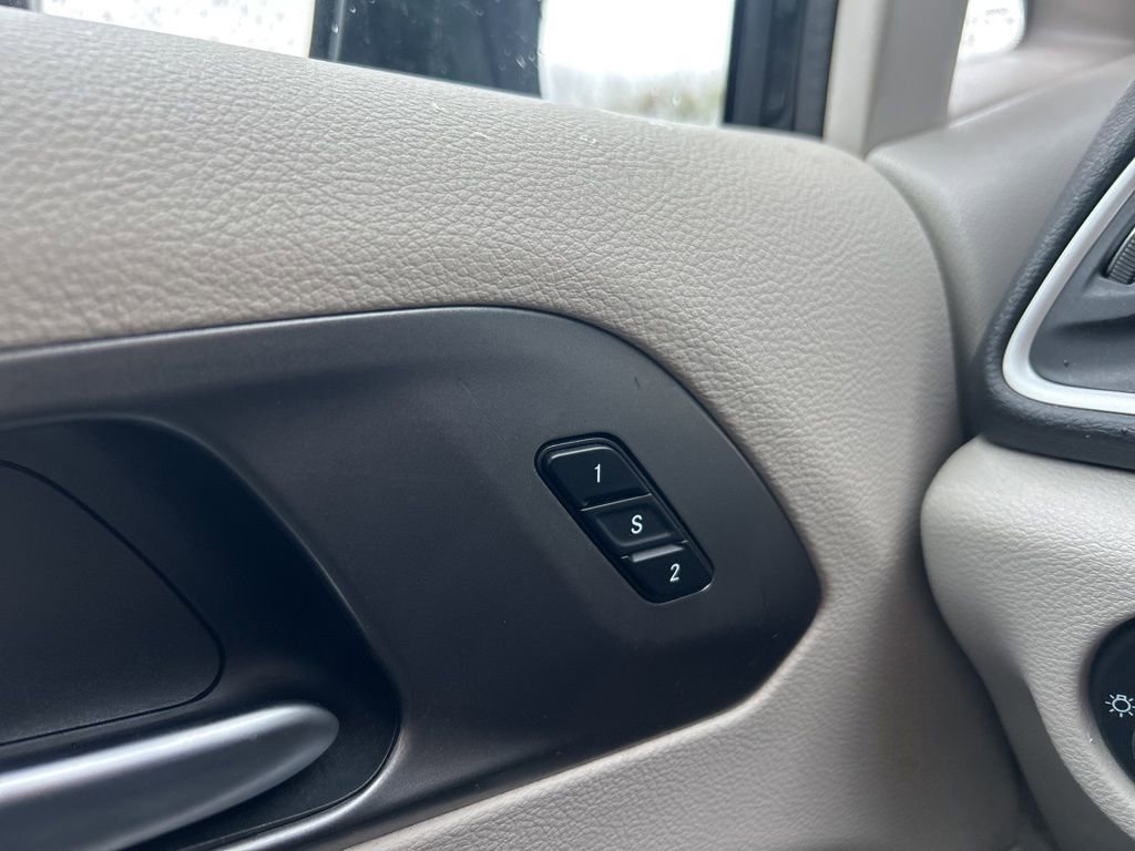 Certified 2024 Chrysler Pacifica Touring-L FWD image 11