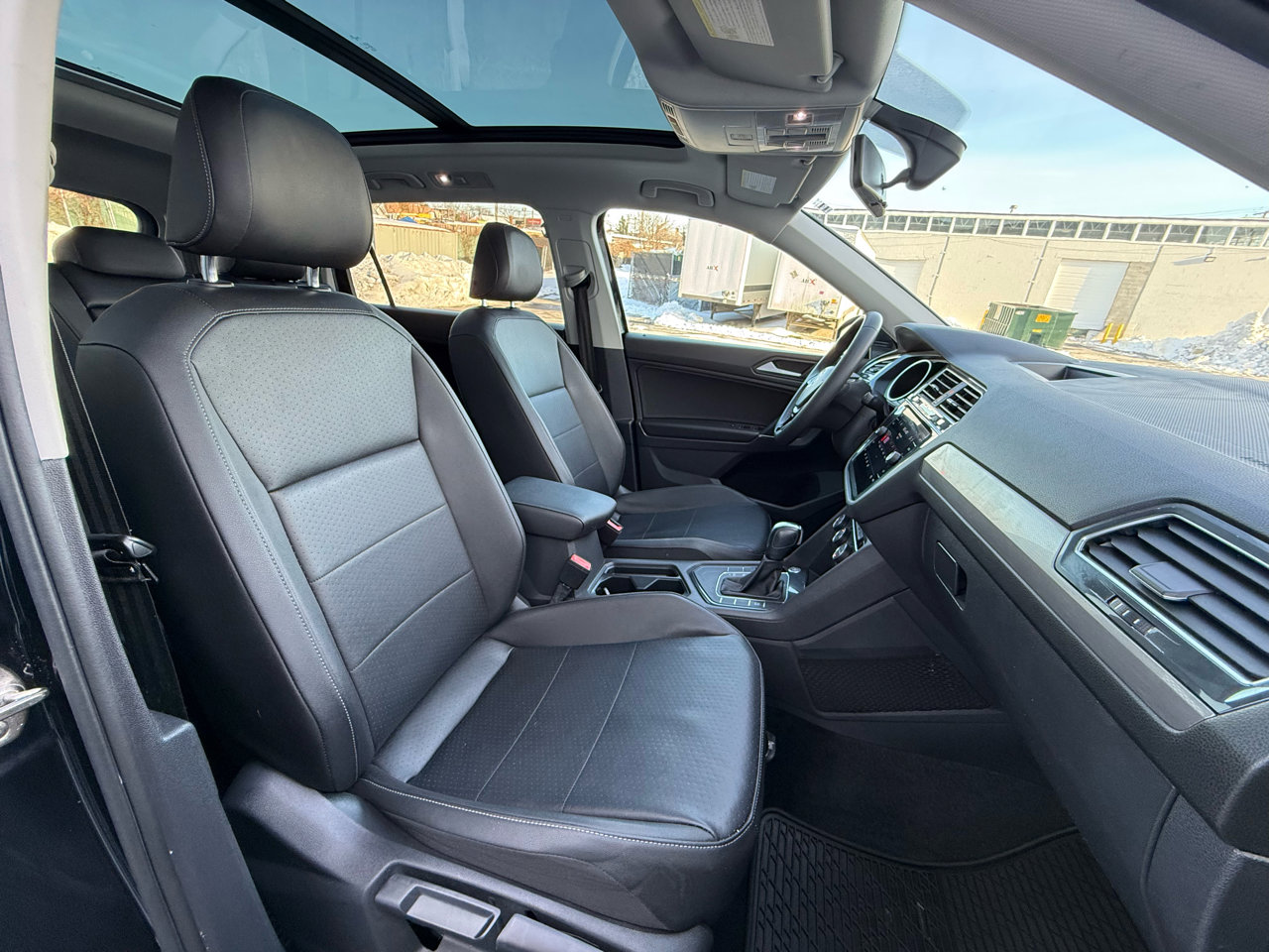 Used 2020 Volkswagen Tiguan SE w/ Panoramic Sunroof Package image 24