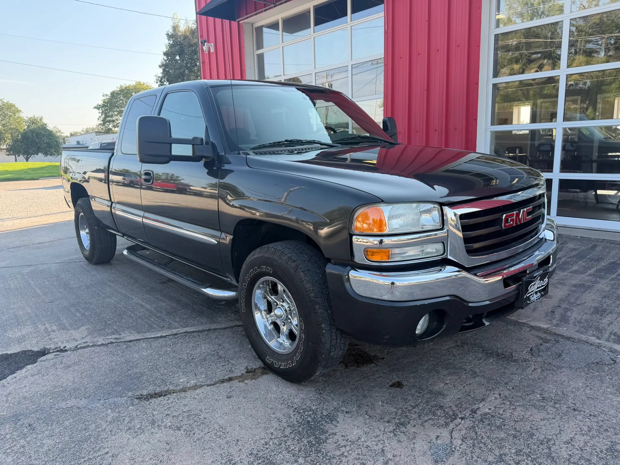 Used 2004 GMC Sierra 1500 SLE w/ Off-Road Package AWD/4WD image 2