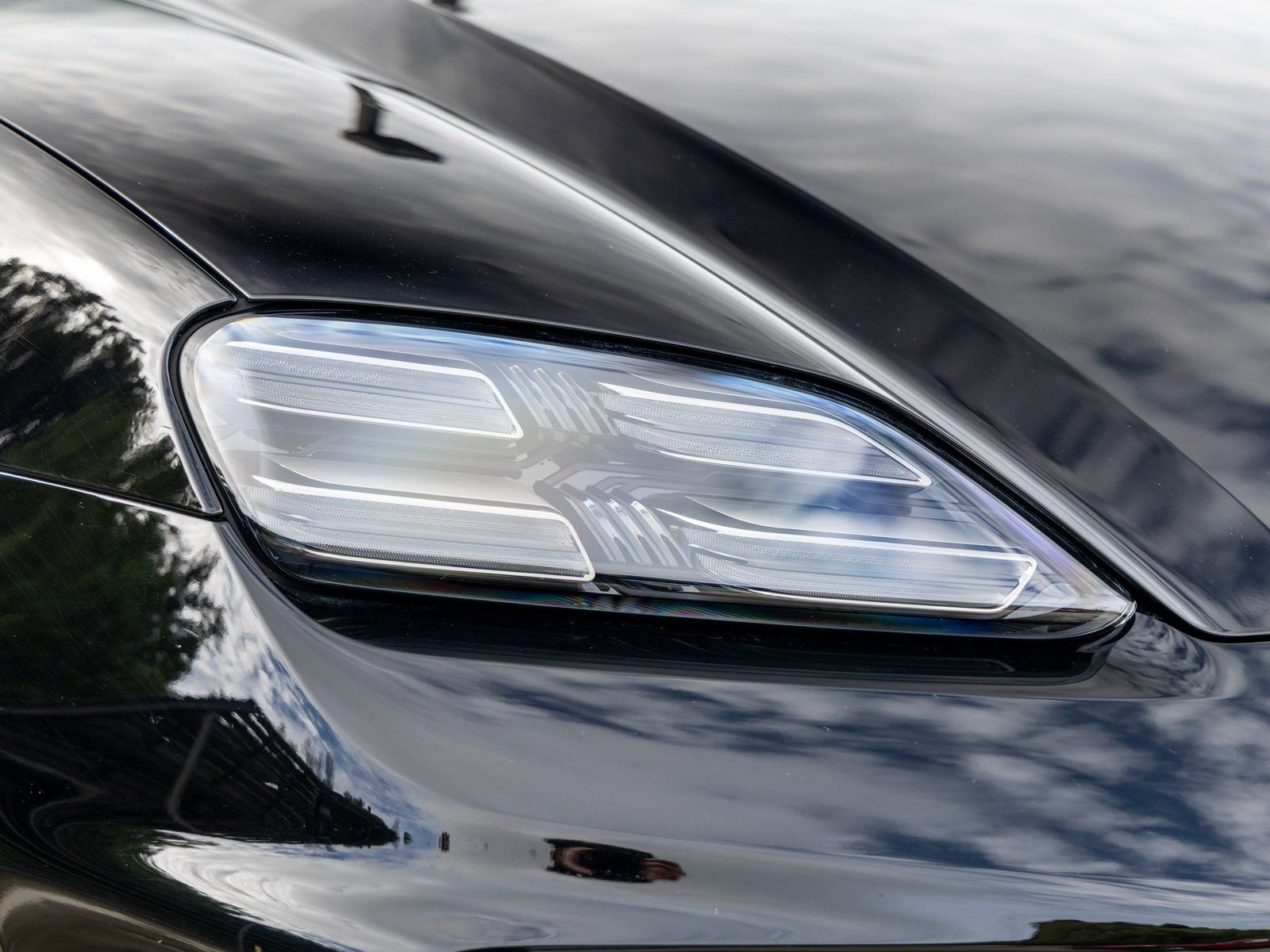 Certified 2025 Porsche Macan Electric image 15