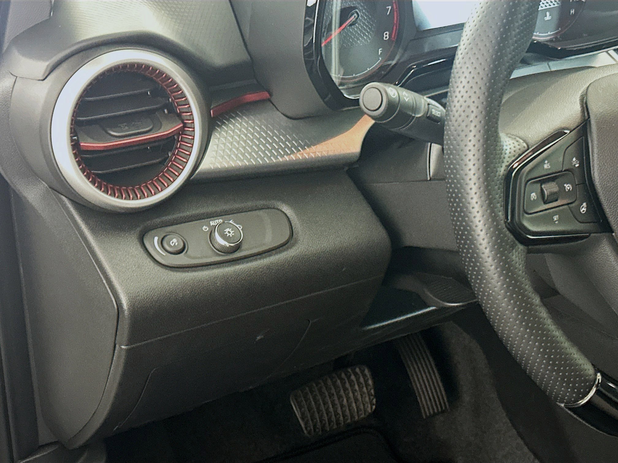 Used 2025 Chevrolet Trax RS w/ Driver Confidence Package image 17