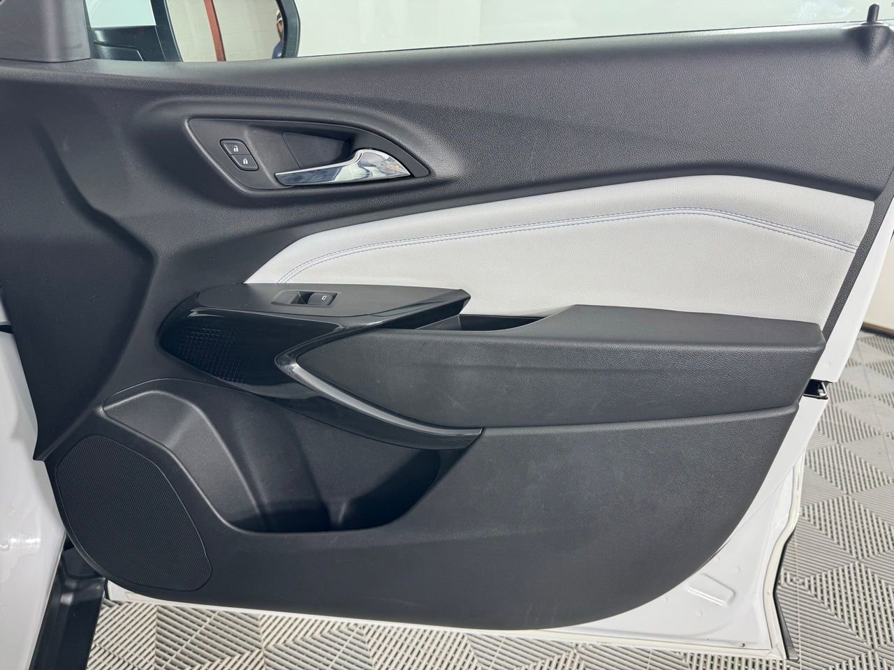 Used 2025 Chevrolet Trax LT w/ LT Convenience Package FWD image 34