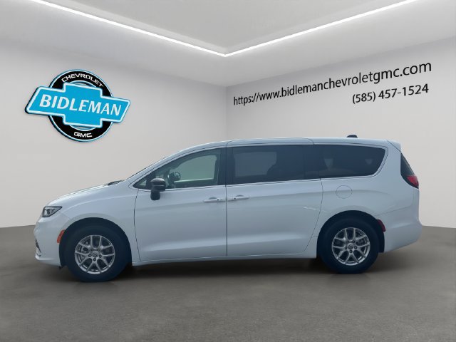Used 2024 Chrysler Pacifica Touring-L FWD image 4