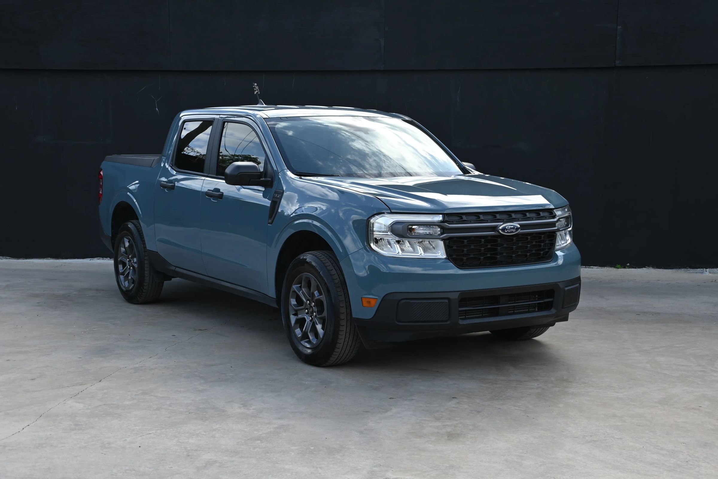 Used 2023 Ford Maverick XLT FWD image 2
