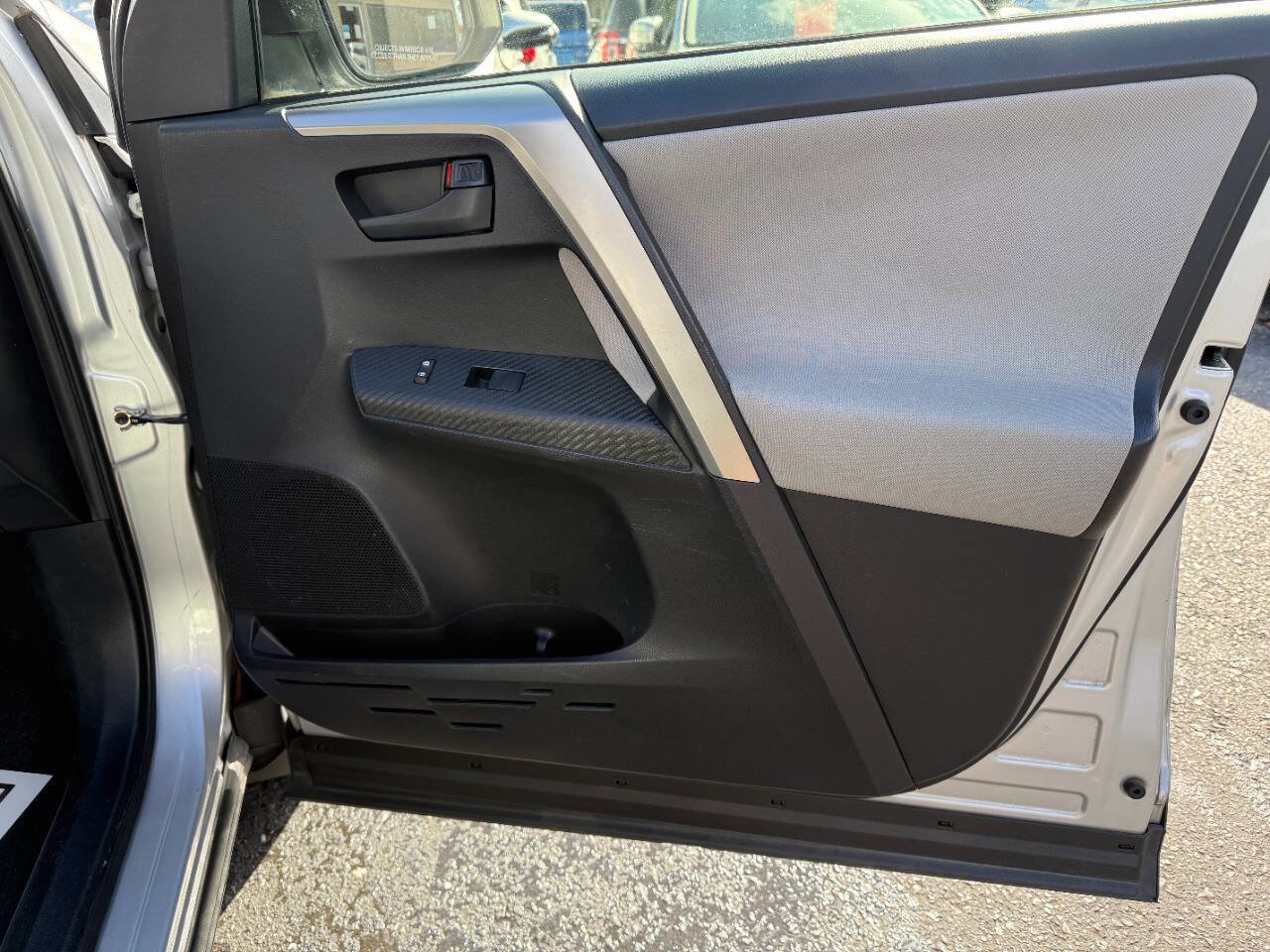 Used 2015 Toyota RAV4 LE image 31
