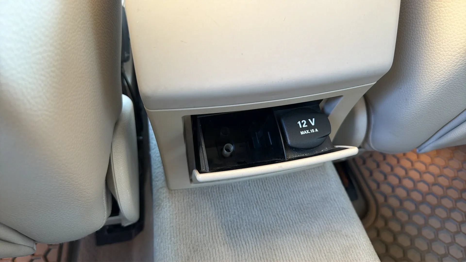 Used 2014 Mercedes-Benz E 350 4MATIC Sedan image 20