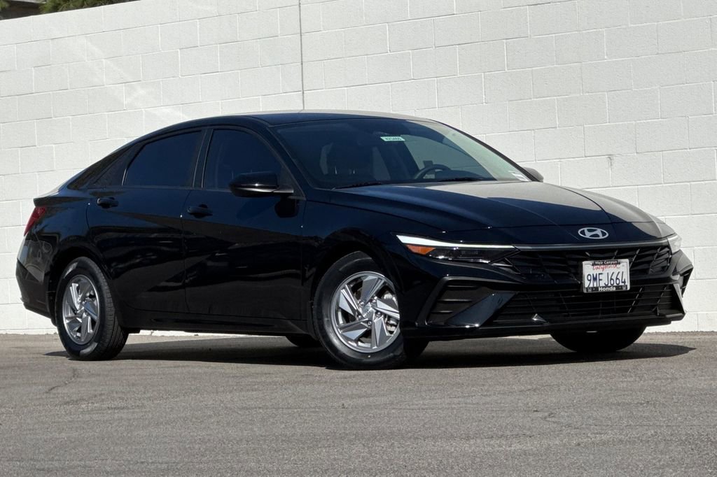 Used 2024 Hyundai Elantra SE image 2