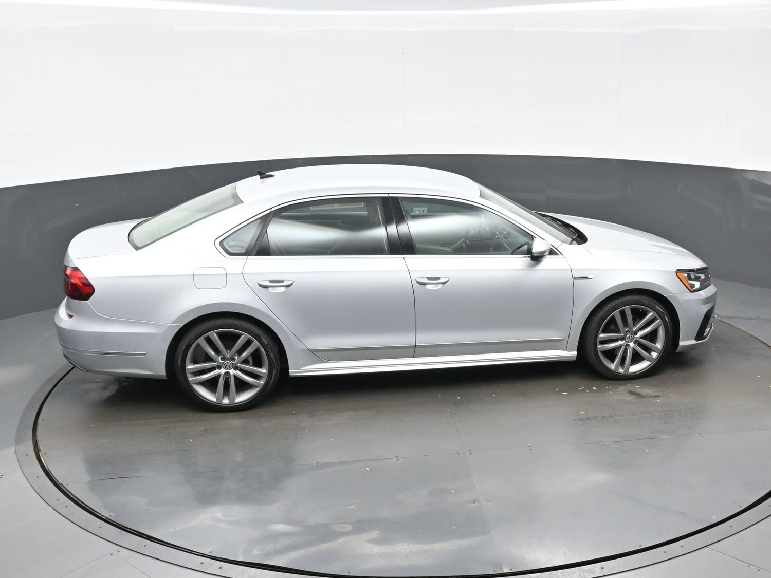 Used 2017 Volkswagen Passat 1.8T R-Line FWD image 36