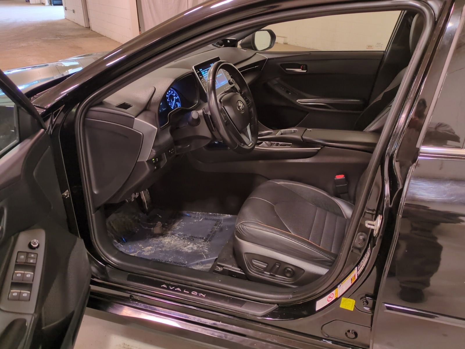 Used 2019 Toyota Avalon XSE image 16