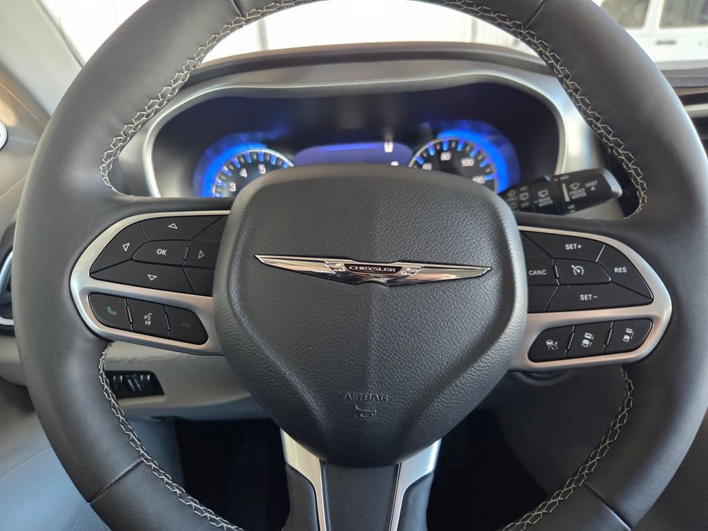 Certified 2024 Chrysler Pacifica Touring-L image 7