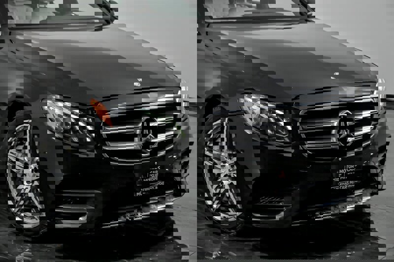 Used 2017 Mercedes-Benz E 300 4MATIC image 2