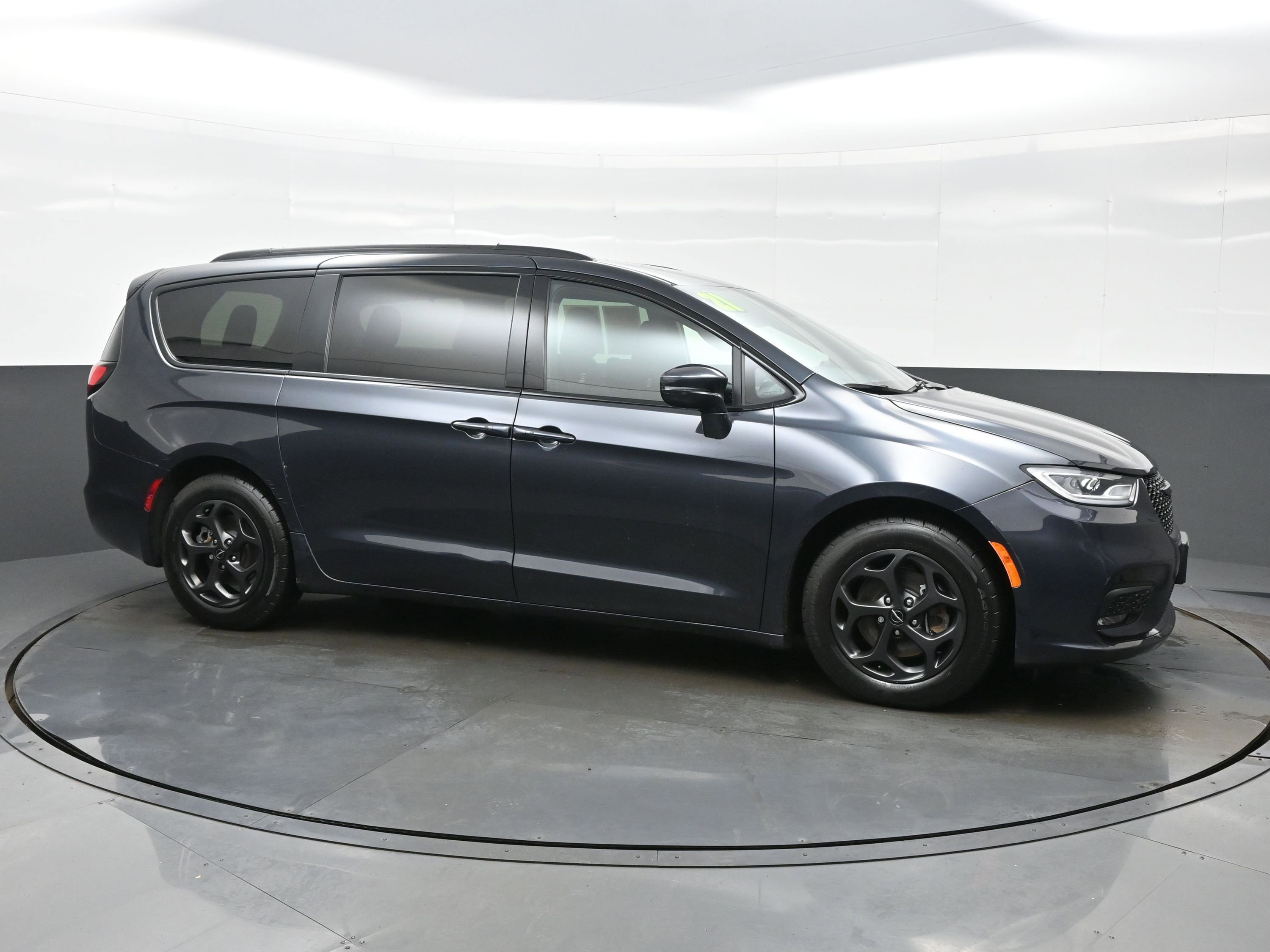 Used 2021 Chrysler Pacifica Touring w/ Uconnect Theater Family Group image 7