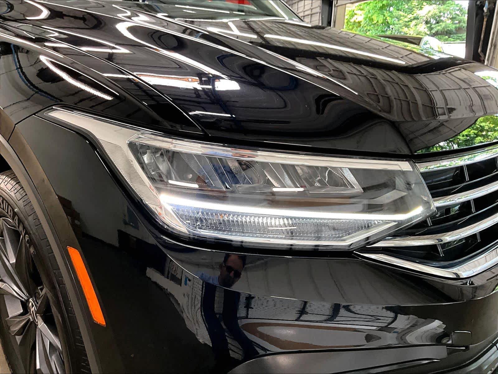 Used 2023 Volkswagen Tiguan SE w/ Panoramic Sunroof Package FWD image 32