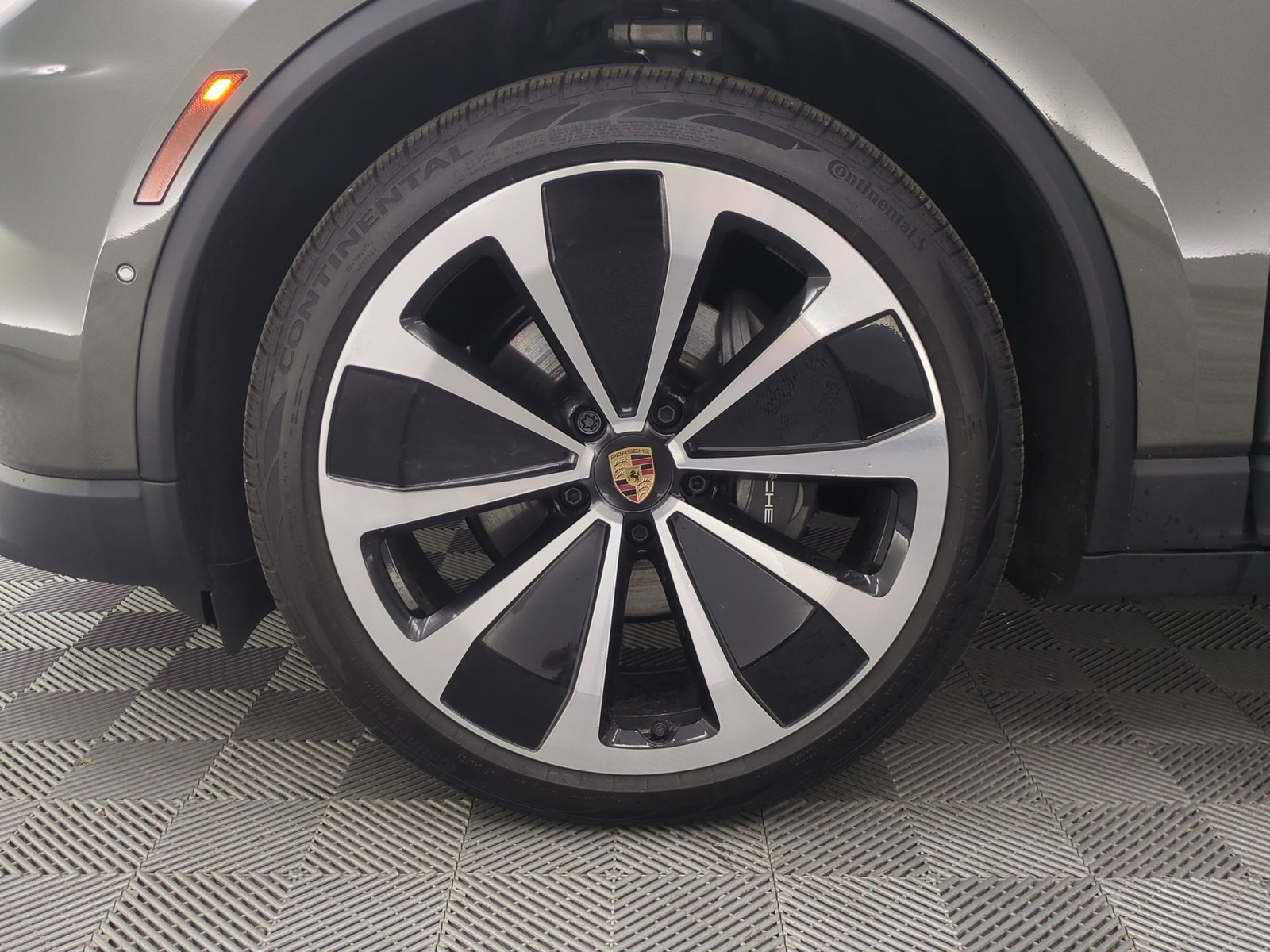 Certified 2025 Porsche Macan Electric RWD image 25