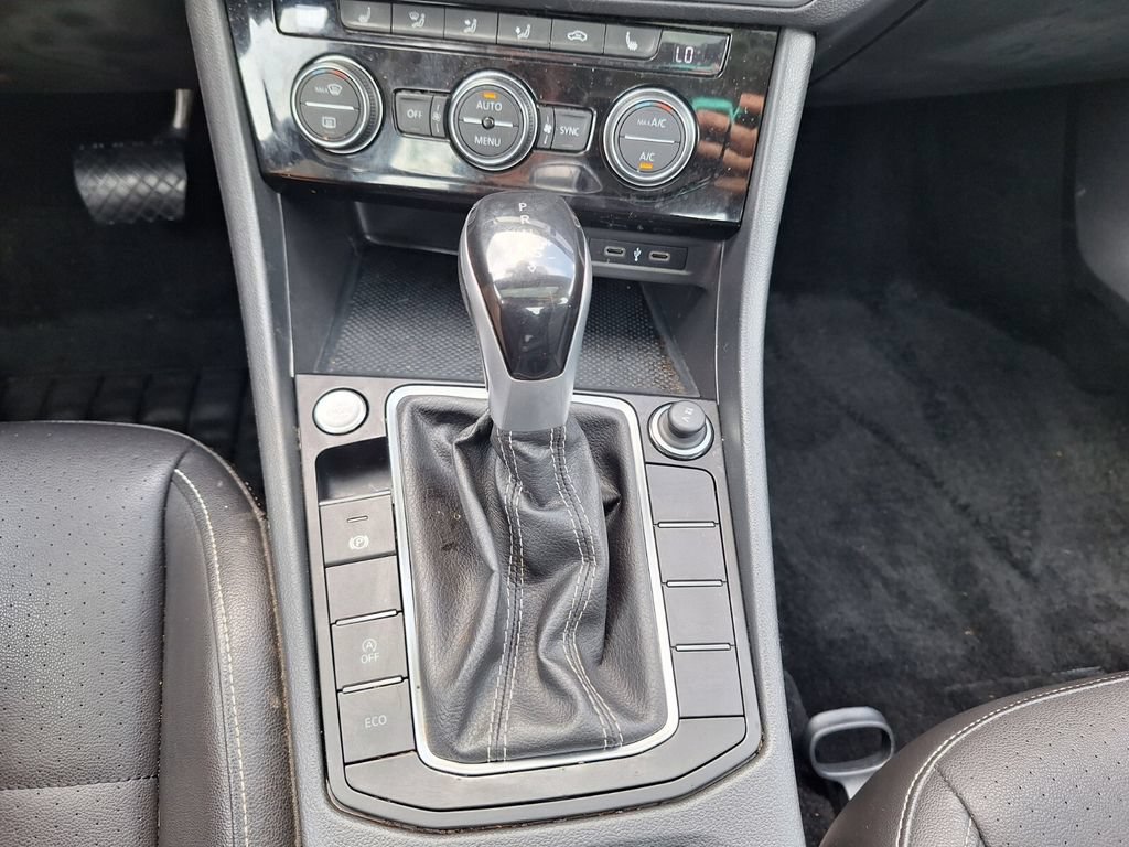 Used 2023 Volkswagen Jetta SE w/ Panoramic Sunroof Package FWD image 16