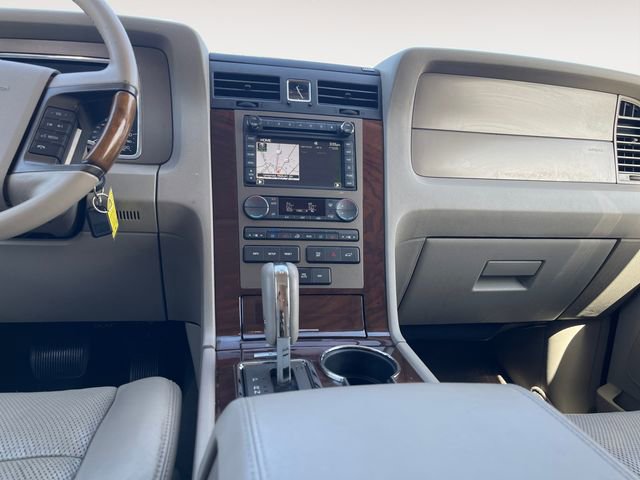 Used 2014 Lincoln Navigator L 4WD image 11