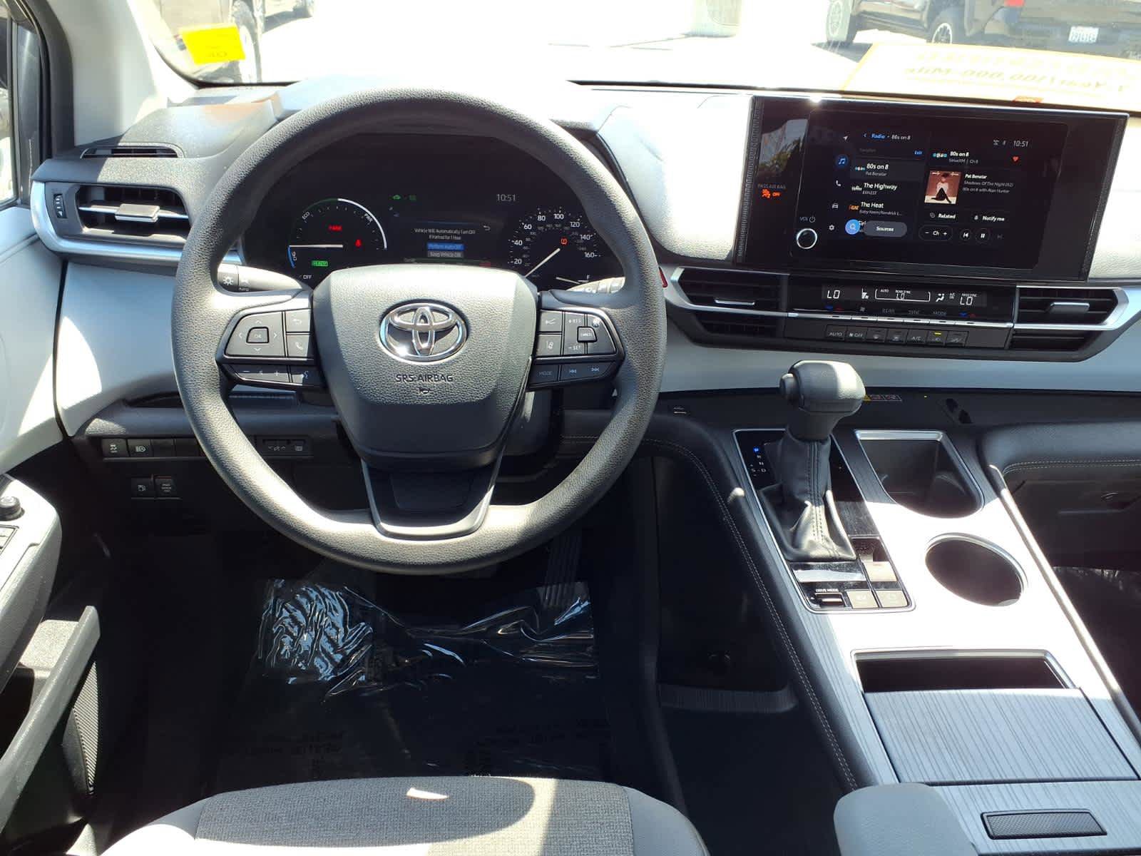 Certified 2025 Toyota Sienna LE FWD image 8