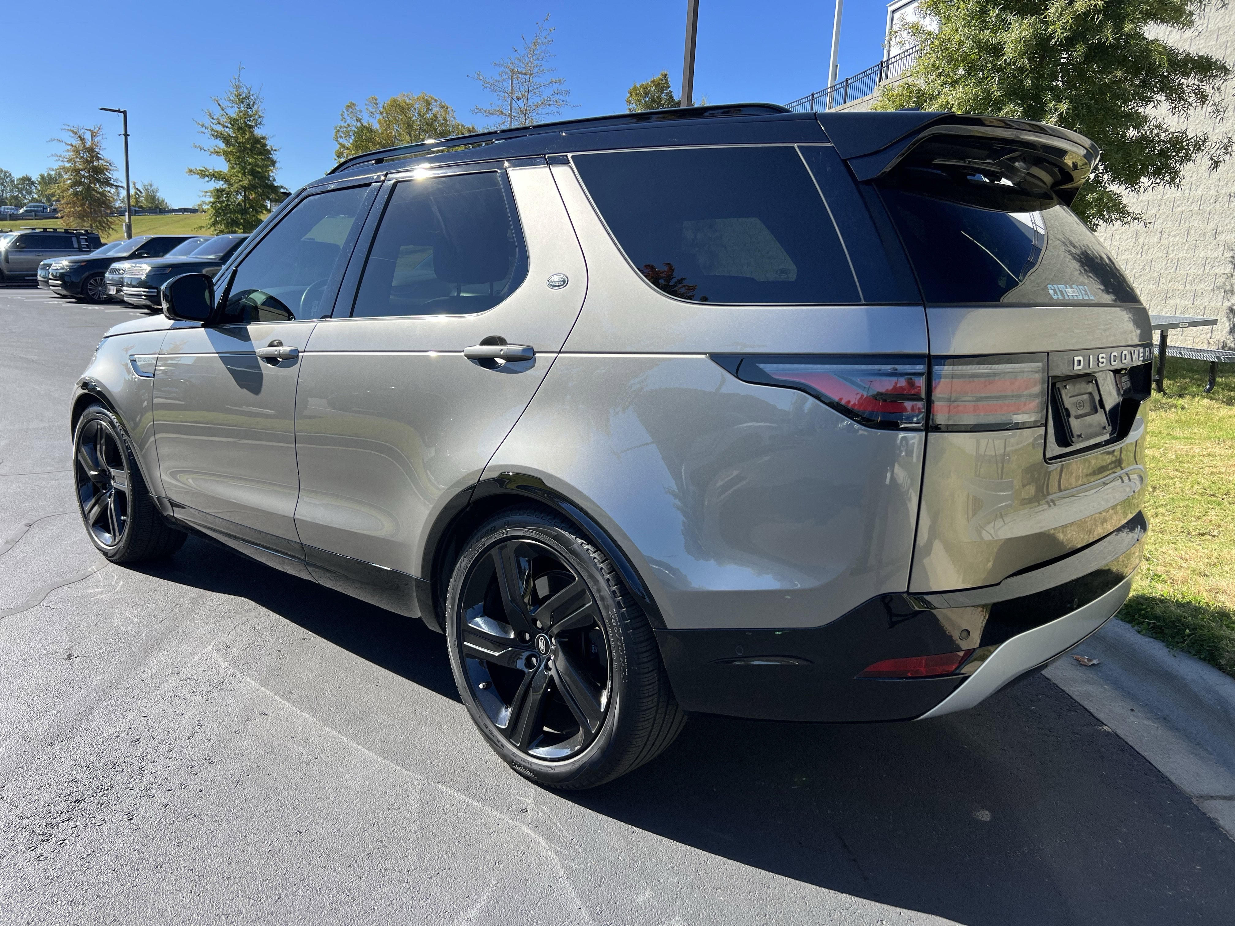Used 2024 Land Rover Discovery Metropolitan Edition image 5