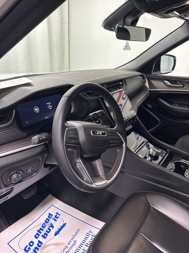 Used 2025 Jeep Grand Cherokee Limited image 11