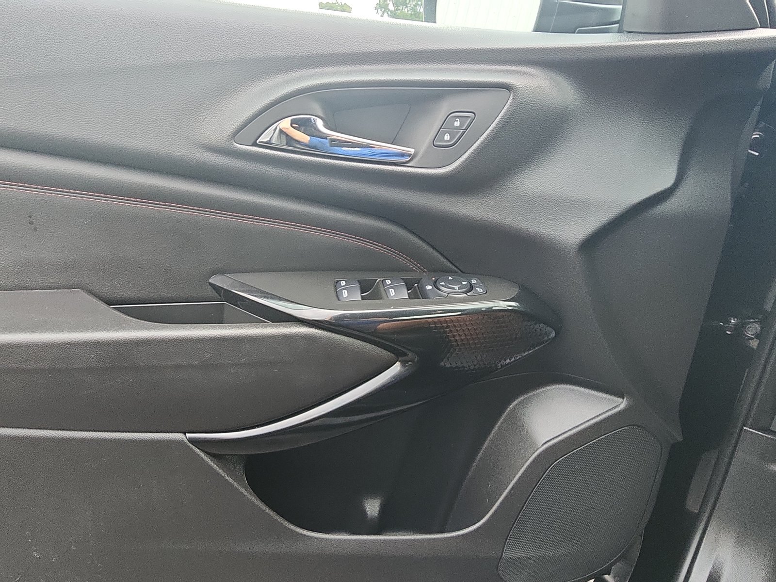 Used 2025 Chevrolet Trax RS w/ Driver Confidence Package FWD image 18