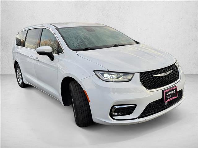 Used 2023 Chrysler Pacifica Touring-L image 3