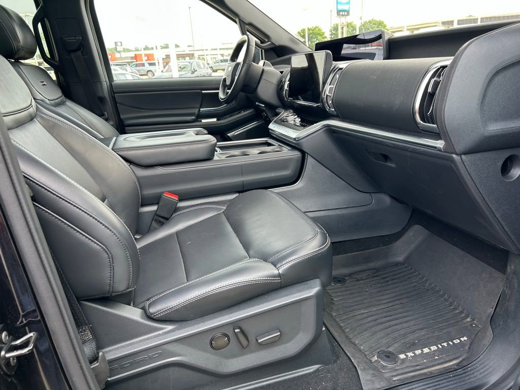 Used 2025 Ford Expedition Max Platinum w/ Stealth Appearance Package AWD/4WD image 3