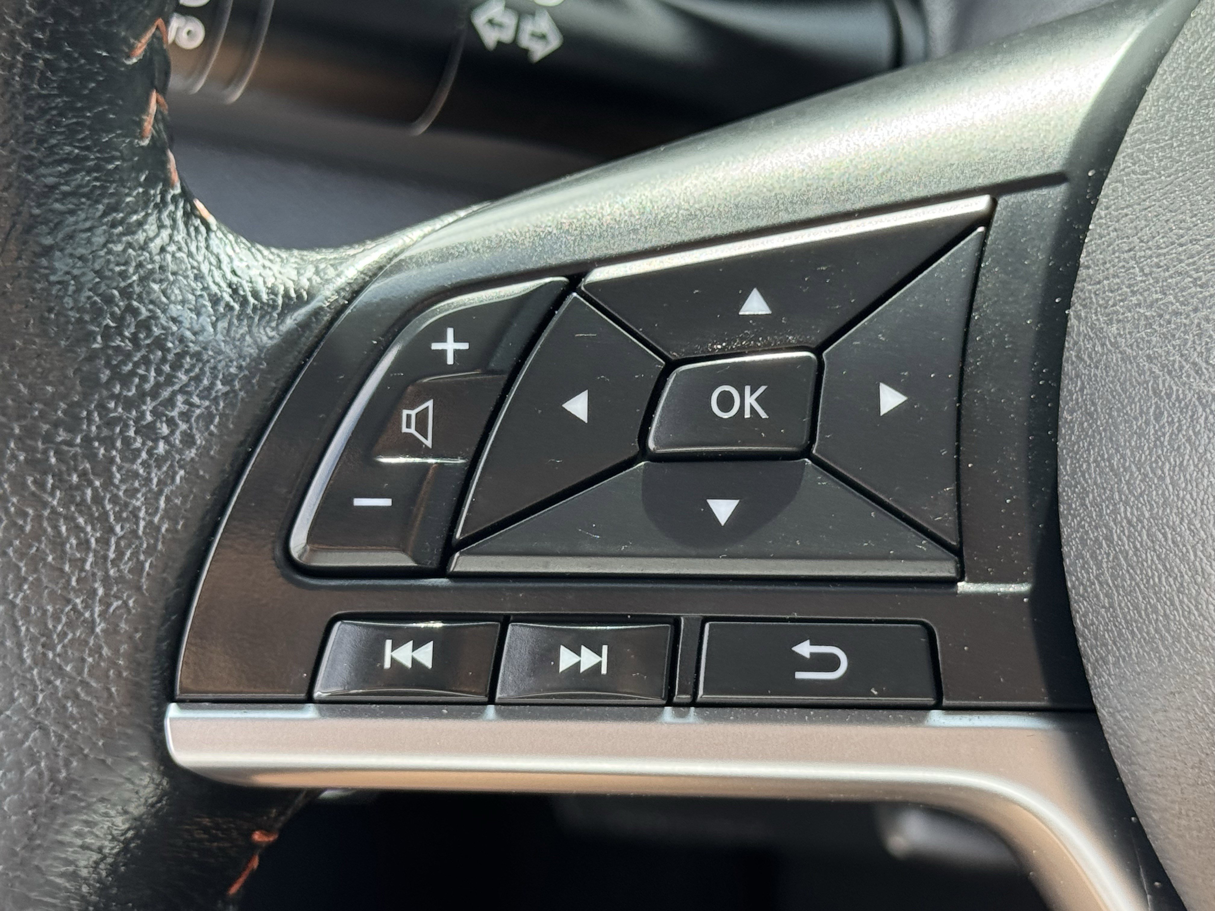 Used 2020 Nissan Kicks SR image 26