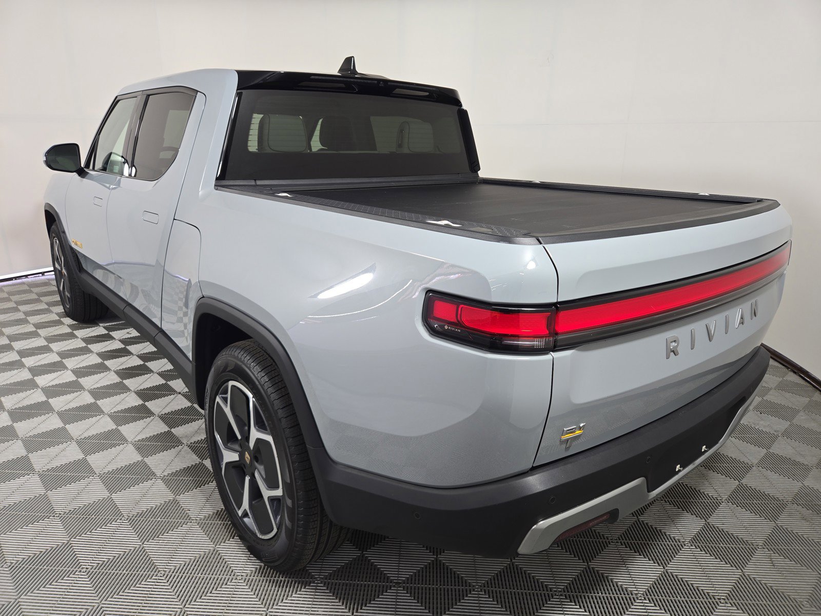 Used 2022 Rivian R1T Adventure image 3