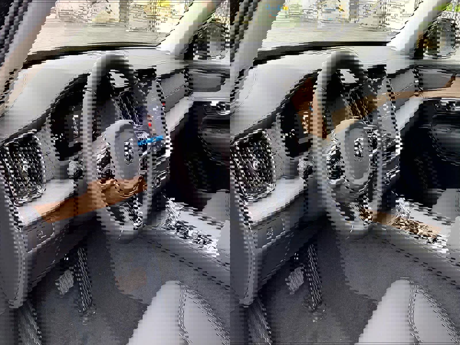 New 2026 Volvo XC90 B5 Plus w/ Protection Package AWD/4WD image 8