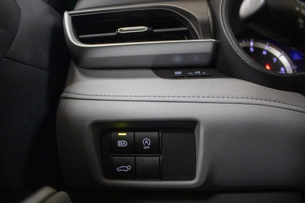 Used 2024 Toyota Highlander LE image 29