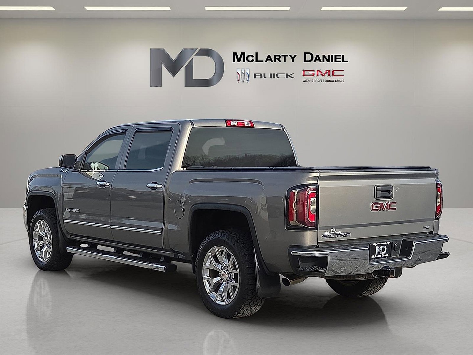 Used 2017 GMC Sierra 1500 SLT w/ SLT Premium Package image 4
