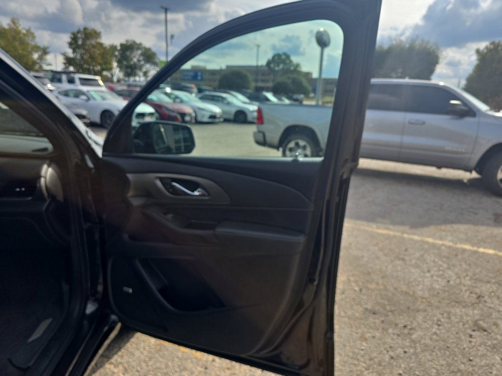 Used 2023 Chevrolet Traverse Premier w/ Redline Edition image 16