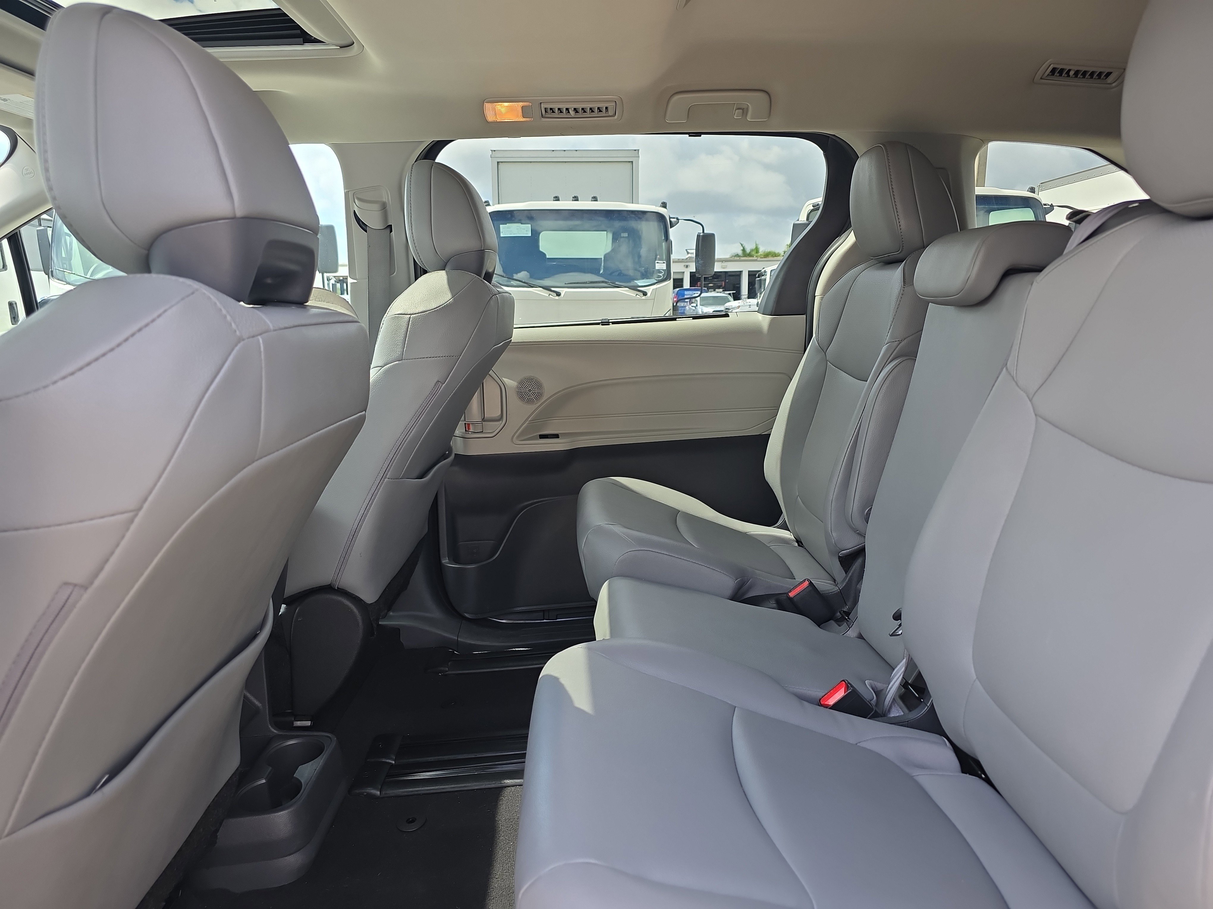 Used 2024 Toyota Sienna XLE FWD image 14
