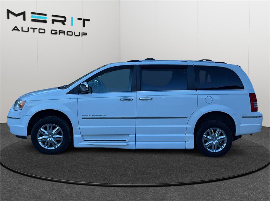 Used 2010 Chrysler Town & Country Limited image 5