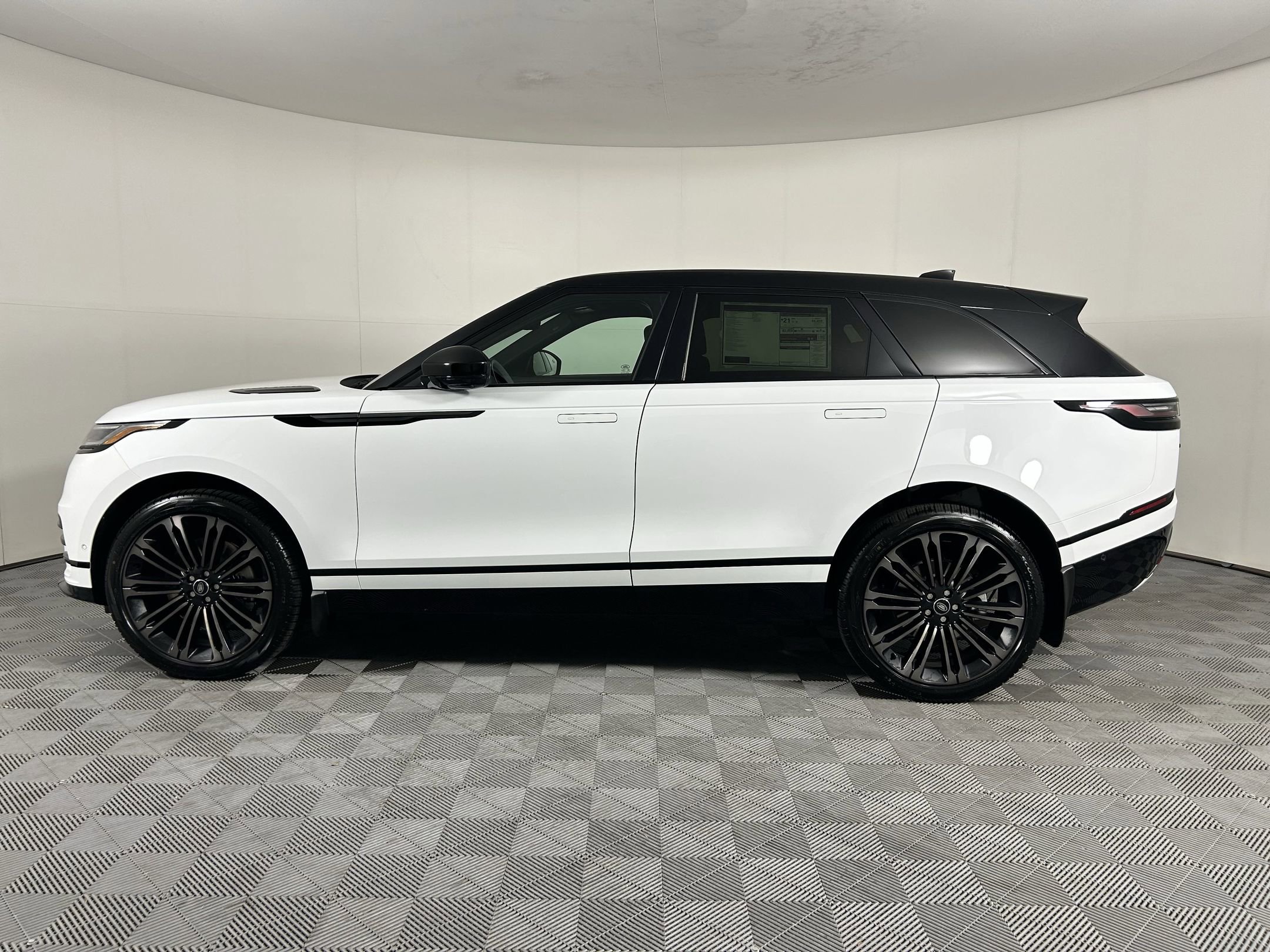 New 2026 Land Rover Range Rover Velar Dynamic SE image 2