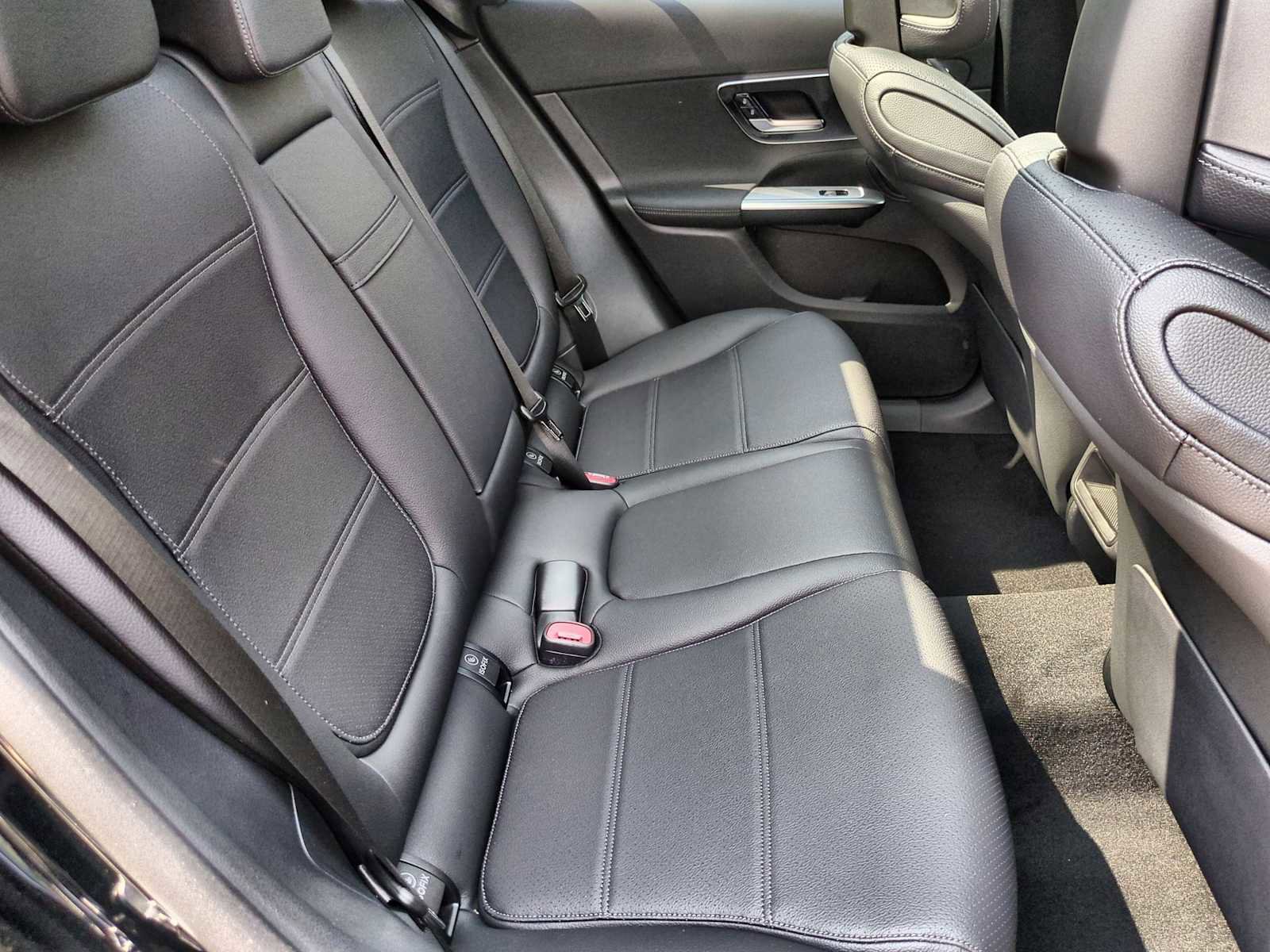 Used 2025 Mercedes-Benz GLC 300 4MATIC image 22